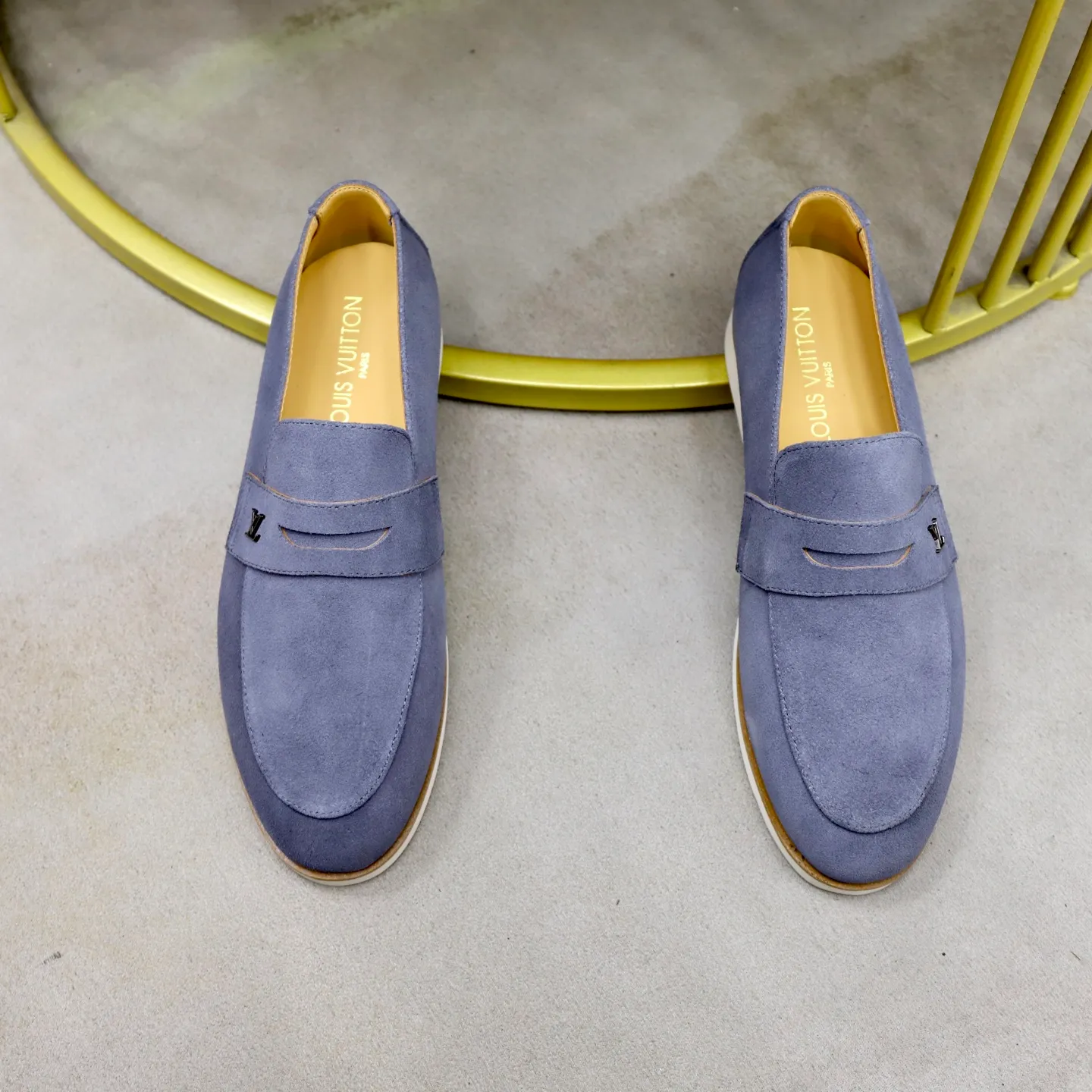 Ex-factory price: 442💰🙅‍♂️🙅‍♂️🙅‍♂️ Brand: LV Louis Vuitton Standard code: 38-44 (45 customized) Grade: Same as the official website Material: Original cow suede material stitching Comfortable and breathable cowhide lining Lightweight wear-resistant foam outsole Style category: Men's fashionable casual shoes Running sports shoes Distinguished luxury brand elements Top luxury color: actual picture color